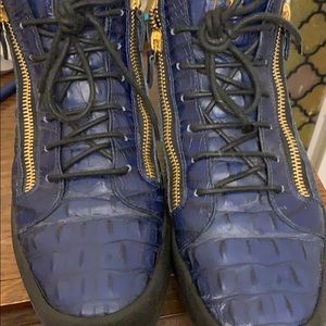 Really not my style. Great comfortable shoe .